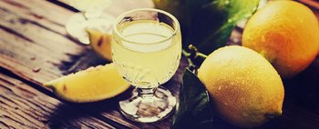 Limoncello, il delizioso liquore al limone della tradizione campana: scopri