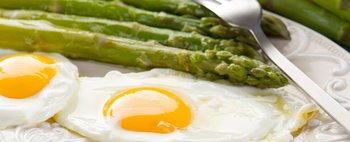 Asparagi e uova: il gustoso secondo piatto della Primavera: scopri