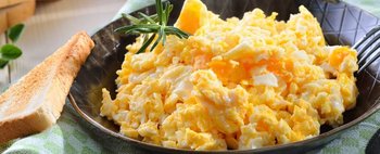Uova strapazzate: tante varianti di un piatto veloce ma gustoso: scopri