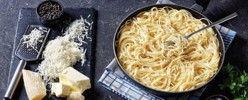 Spaghetti cacio e pepe, il piatto che ha fatto la storia della cucina romana: scopri
